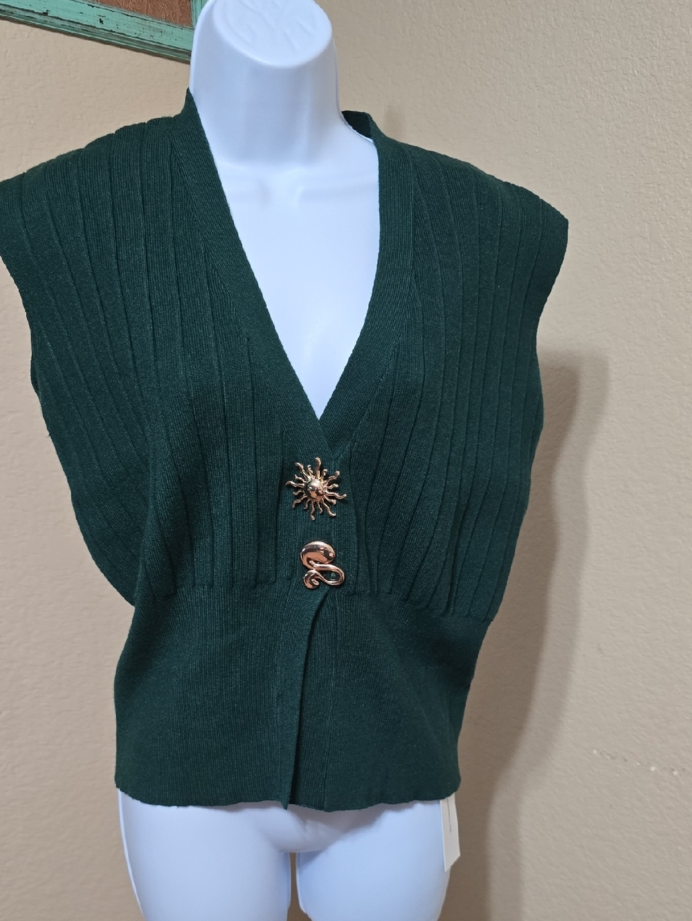 Sleeveless V-Neck Ribbed Knit Vest with Decorative Buttons - Dark Green
